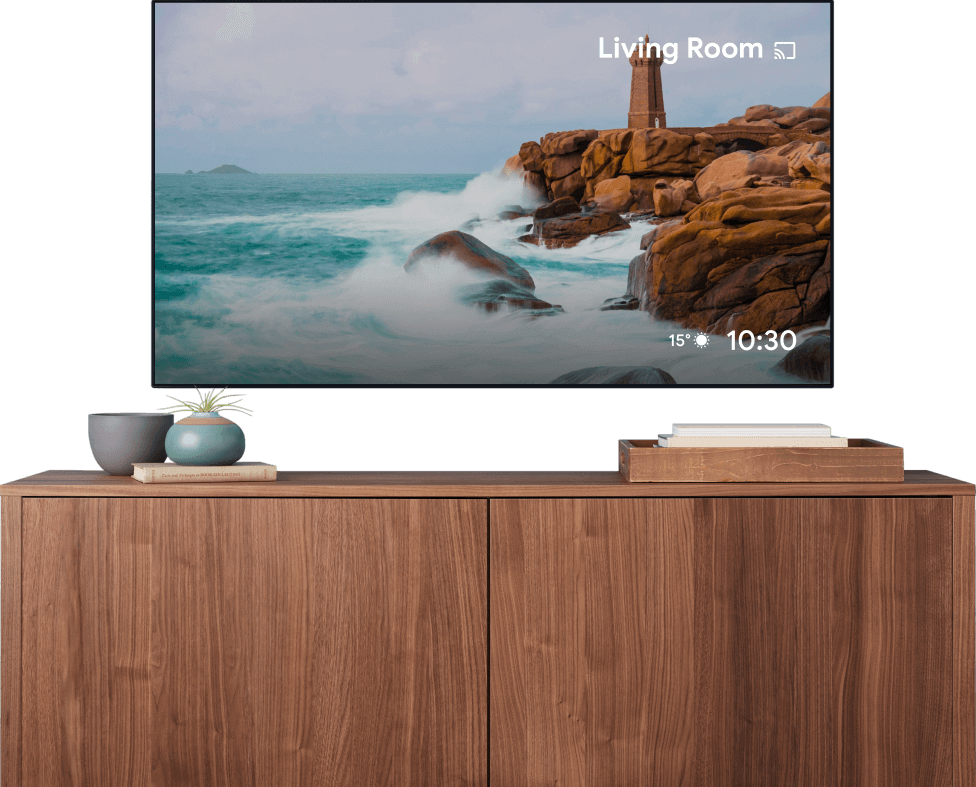 Tv-scherm waarop je een video ziet van iemand die deeg rolt met een deegroller en waar dezelfde video vanaf een laptop wordt gecast.