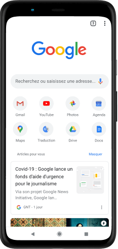 Téléphone Pixel 4 XL dont l'écran affiche la barre de recherche google.com, les applications favorites et les articles suggérés.