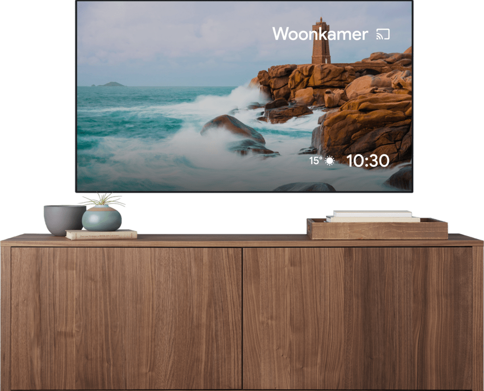 Tv-scherm waarop je een video ziet van iemand die deeg rolt met een deegroller en waar dezelfde video vanaf een laptop wordt gecast.