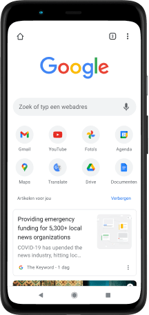 Pixel 4 XL-telefoon met een scherm waarop je de Google.com-zoekbalk, favoriete apps en voorgestelde artikelen ziet.