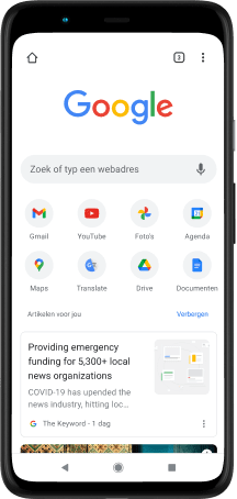 Pixel 4 XL-telefoon met een scherm waarop je de Google.com-zoekbalk, favoriete apps en voorgestelde artikelen ziet.
